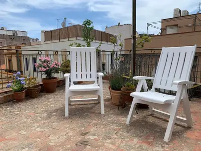 Un balcón o terraza de NOTARIA-Apartamento y Estudio en casco antiguo, al lado de playa, Rambla y Monasterio, con acceso a terraza ajardinada