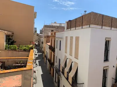 Un balcón o terraza de NOTARIA-Apartamento y Estudio en casco antiguo, al lado de playa, Rambla y Monasterio, con acceso a terraza ajardinada