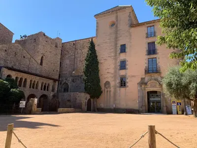 Plano de NOTARIA-Apartamento y Estudio en casco antiguo, al lado de playa, Rambla y Monasterio, con acceso a terraza ajardinada