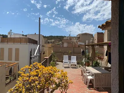 Un balcón o terraza de NOTARIA-Apartamento y Estudio en casco antiguo, al lado de playa, Rambla y Monasterio, con acceso a terraza ajardinada