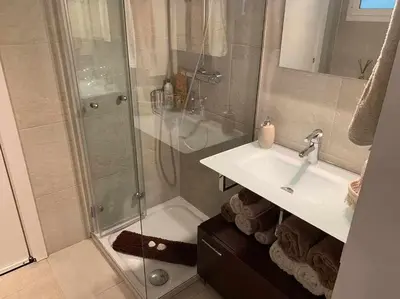 Un baño de Estilo Mediterráneo a 200 m playa con piscina