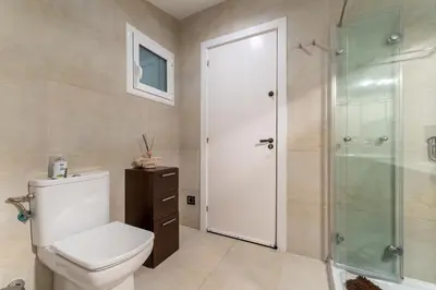 Un baño de Estilo Mediterráneo a 200 m playa con piscina