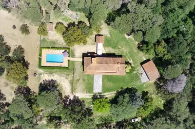 Piscina en o cerca de Villa Can Raurell · Casa rural para 14 en Girona
