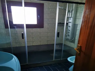 Un baño de Villa Can Raurell · Casa rural para 14 en Girona