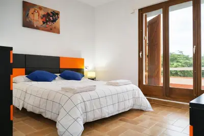 Cama o camas de una habitación en Villa Can Raurell · Casa rural para 14 en Girona