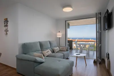 Zona de estar de Apartament gran amb vistes al mar, piscina i pàrquing