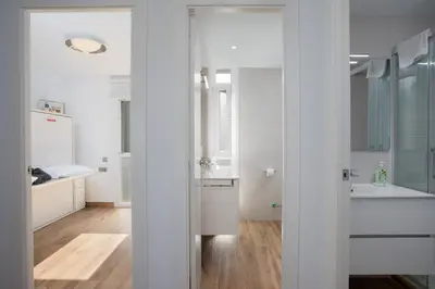 Un baño de Apartament gran amb vistes al mar, piscina i pàrquing