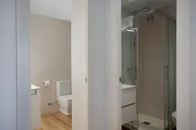 Un baño de Apartament gran amb vistes al mar, piscina i pàrquing