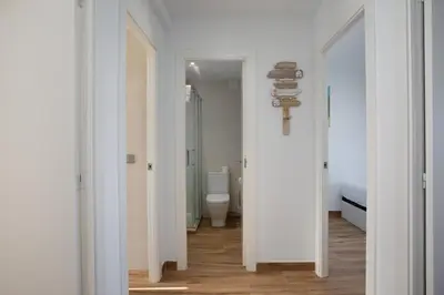 Un baño de Apartament gran amb vistes al mar, piscina i pàrquing