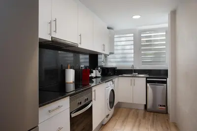 Una cocina o zona de cocina en Apartament gran amb vistes al mar, piscina i pàrquing