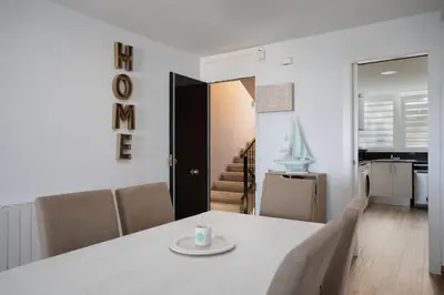 Zona de estar de Apartament gran amb vistes al mar, piscina i pàrquing