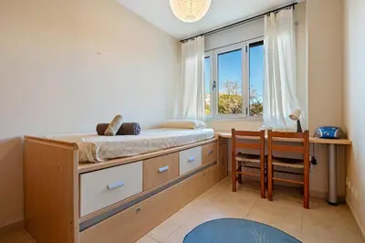 Cama o camas de una habitación en Hauzify I Apartament Balmanya 2A