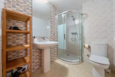 Un baño de Hauzify I Apartament Balmanya 2A
