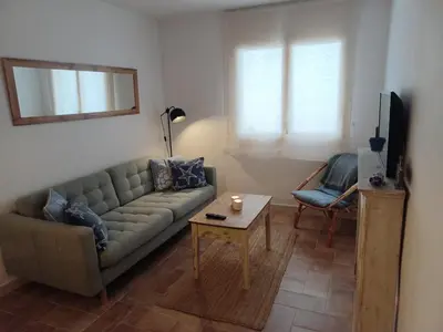 Una televisión o centro de entretenimiento en Apto 1a línea del Paseo Llafranc con Aire acondicionado Sin Vistas