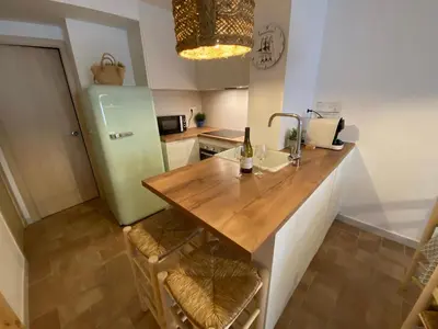 Una cocina o zona de cocina en Apto 1a línea del Paseo Llafranc con Aire acondicionado Sin Vistas