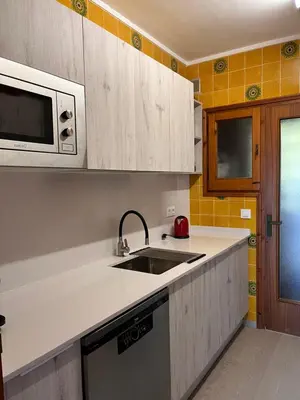 Una cocina o zona de cocina en Calella de Palafrugell bellísimo apartamento con vistas al mar