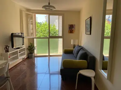 Una televisión o centro de entretenimiento en Luminoso apartamento en Canet de Mar cercano a la playa y a Barcelona