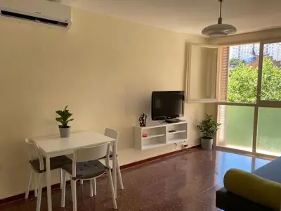 Una televisión o centro de entretenimiento en Luminoso apartamento en Canet de Mar cercano a la playa y a Barcelona