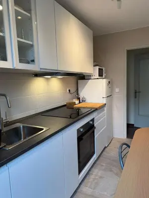Una cocina o zona de cocina en Luminoso apartamento en Canet de Mar cercano a la playa y a Barcelona