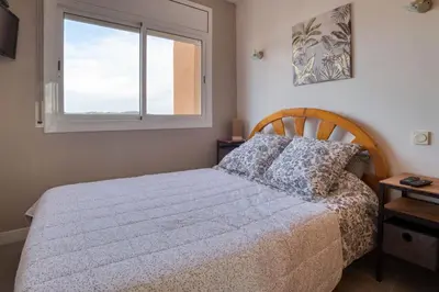 Cama o camas de una habitación en Derbi Apartament per 5 persones amb piscina comunitària a prop del Port d'Aro i de la platja