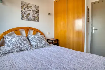 Cama o camas de una habitación en Derbi Apartament per 5 persones amb piscina comunitària a prop del Port d'Aro i de la platja