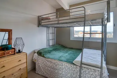 Cama o camas de una habitación en Derbi Apartament per 5 persones amb piscina comunitària a prop del Port d'Aro i de la platja