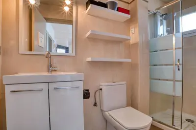 Un baño de Derbi Apartament per 5 persones amb piscina comunitària a prop del Port d'Aro i de la platja