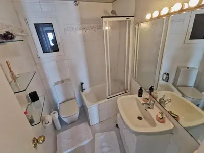 Un baño de Spacious seafront apartment