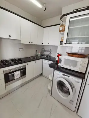 Una cocina o zona de cocina en Spacious seafront apartment