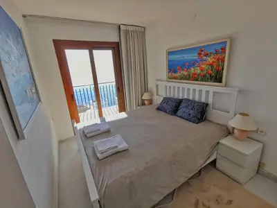 Cama o camas de una habitación en Spacious seafront apartment
