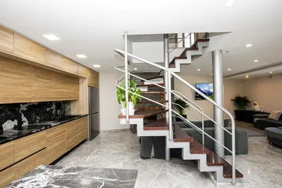 Plano de Maravillosa casa con piscina grande y bosque
