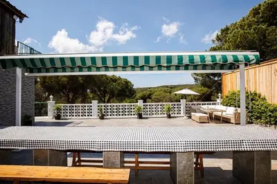 Un balcón o terraza de Maravillosa casa con piscina grande y bosque