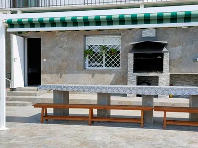 Plano de Maravillosa casa con piscina grande y bosque