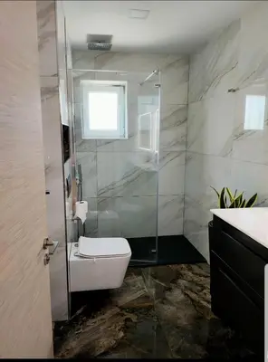 Un baño de Maravillosa casa con piscina grande y bosque