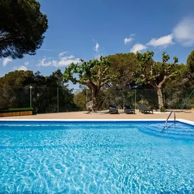 Maravillosa casa con piscina grande y bosque