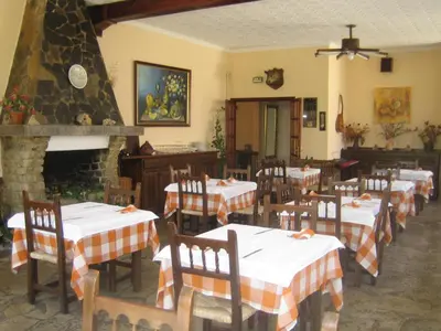 Un restaurante o sitio para comer en Hostal Los Pinares