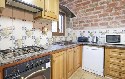 Una cocina o zona de cocina en Gorgeous Home In Calonge With Wifi
