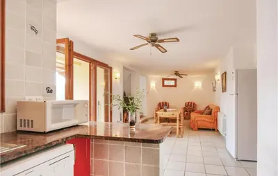 Una cocina o zona de cocina en Stunning Home In Calonge With Wifi