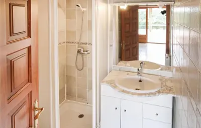 Un baño de Stunning Home In Calonge With Wifi