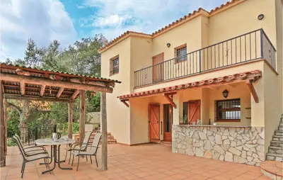 Un balcón o terraza de Stunning Home In Calonge With Wifi