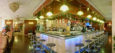 El salón o zona de bar de HOTEL CONTINENTAL