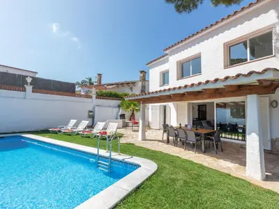 Piscina en o cerca de Villa Neus by Interhome