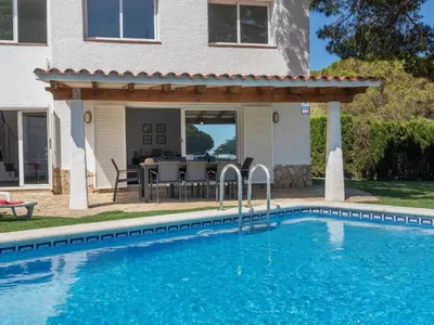 Piscina en o cerca de Villa Neus by Interhome