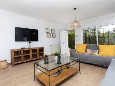 Una televisión o centro de entretenimiento en Villa Neus by Interhome