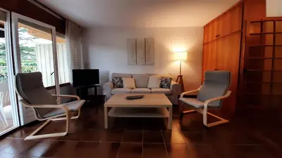 Una televisión o centro de entretenimiento en Apartment I-90 - Calella de Palafrugell