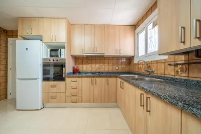 Una cocina o zona de cocina en HomeHolidaysRentals Dona - Costa Barcelona