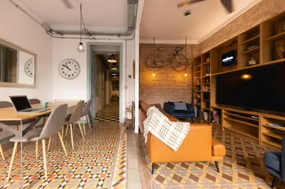 Una televisión o centro de entretenimiento en Bravissimo Les Rajoles, Unique 3-bedroom apartment