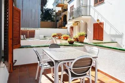 Un balcón o terraza de Acogedor apartamento en el corazón de Calella, a solo 2 minutos de la playa