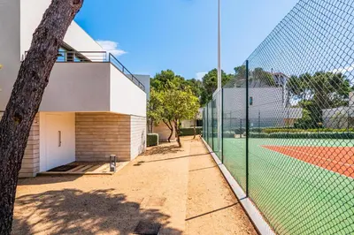 Instalaciones para jugar a tenis o squash en AM-4 LLAFRANC 8 PaX o alrededores