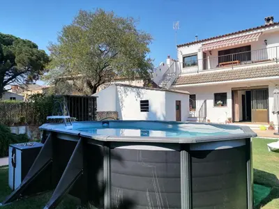 Piscina en o cerca de Casa con piscina en Calonge, pueblo medieval entre mar y montaña